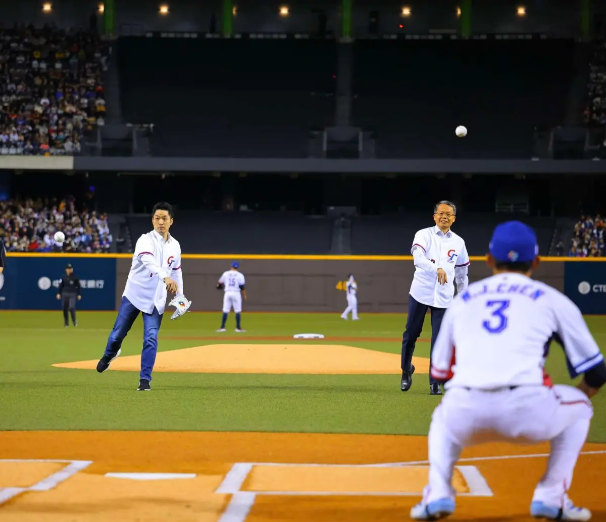 ▲長榮航空總經理孫嘉明（右）與台北市長蔣萬安（左）共同投出好球，為世界棒球經典賽資格賽揭開序幕！（圖／長榮航空）