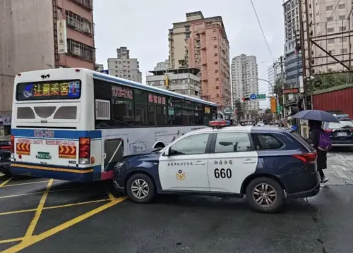 警車撞公車！員警準備出勤疑誤踩油門　不慎衝撞停等紅燈公車
