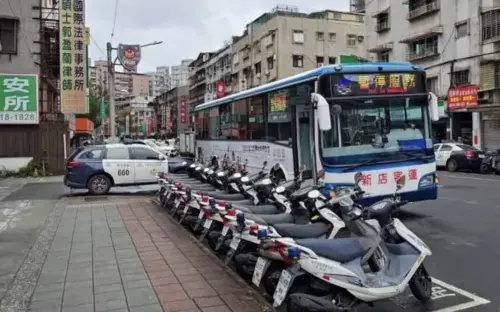 新北員警出勤疑似誤踩油門,衝撞前方停等紅燈的公車。(圖/警方提供) ▲新北員警出勤疑似誤踩油門,衝撞前方停等紅燈的公車。(圖/警方提供)