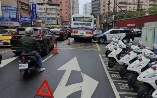 新北員警出勤疑似誤踩油門,衝撞前方停等紅燈的公車。(圖/警方提供) ▲新北員警出勤疑似誤踩油門,衝撞前方停等紅燈的公車。(圖/警方提供)
