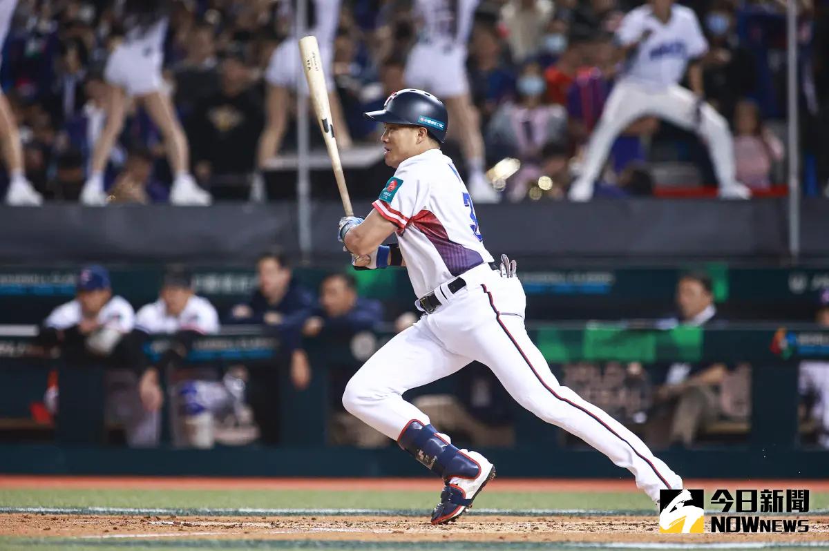 ▲經典賽資格賽中華隊先發一壘手吳念庭打回本場第一分（圖／記者葉政勳攝）