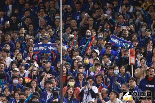 ▲經典賽資格賽中華隊首戰面對西班牙吸引近滿場球迷進場為中華隊加油。(圖/記者葉政勳攝 , 2025.02.21) ▲經典賽資格賽中華隊首戰面對西班牙吸引近滿場球迷進場為中華隊加油。(圖/記者葉政勳攝 , 2025.02.21)