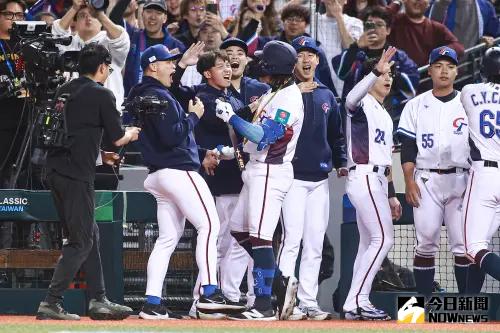 ▲經典賽資格賽中華隊游擊手張育成從西班牙先發投手雷法手中敲出兩分打點全壘打。（圖／記者葉政勳攝 , 2025.02.21）