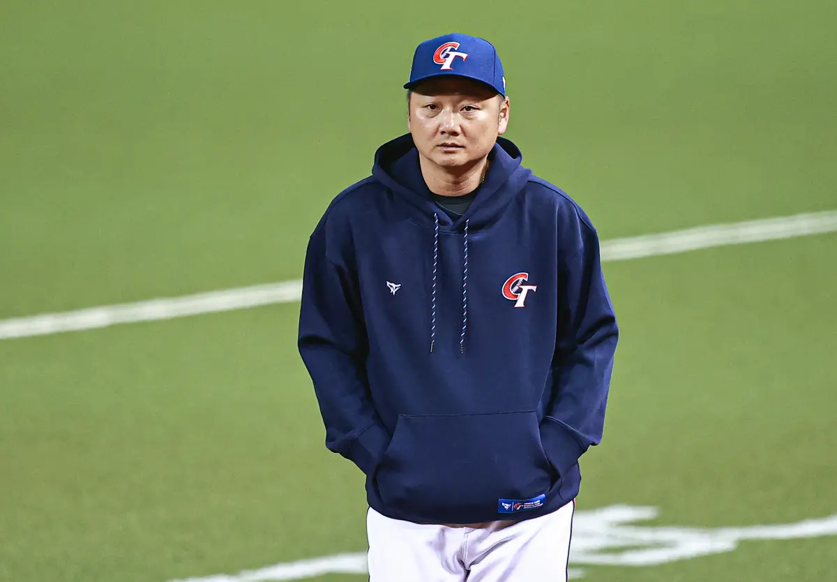 ▲總教練曾豪駒賽後受訪時稱讚西班牙打線把握機會打出適時一擊，並安慰選手已經很盡力去展現自己，他會扛起今晚的輸球結果。（圖／記者葉政勳攝 , 2025.02.21）