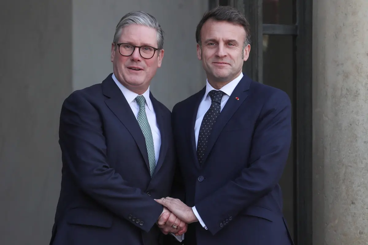 ▲法國總統馬克宏（右）、英國首相施凱爾（左）遭美國總統川普調侃，稱他們沒做任何事來結束俄烏戰爭。（圖／美聯社／達志影像）