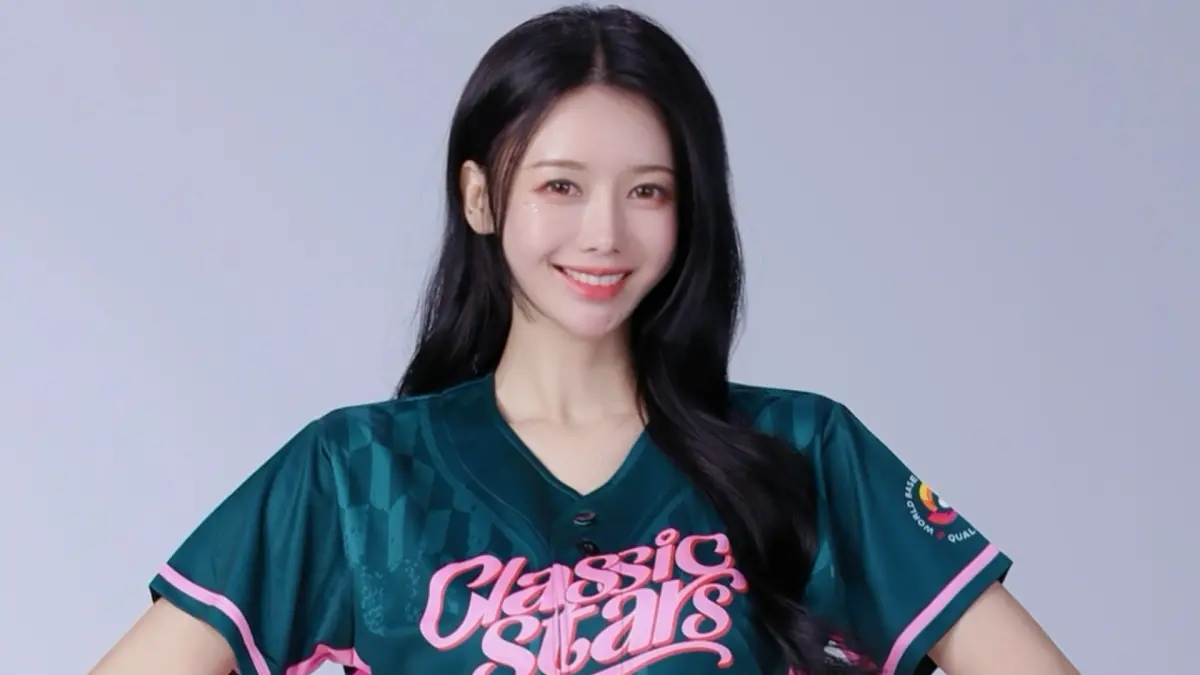 ▲李雅英在世界棒球經典賽資格賽熱舞，魅力連南非球員也難擋，被抓包轉頭偷看。（圖／李雅英IG）