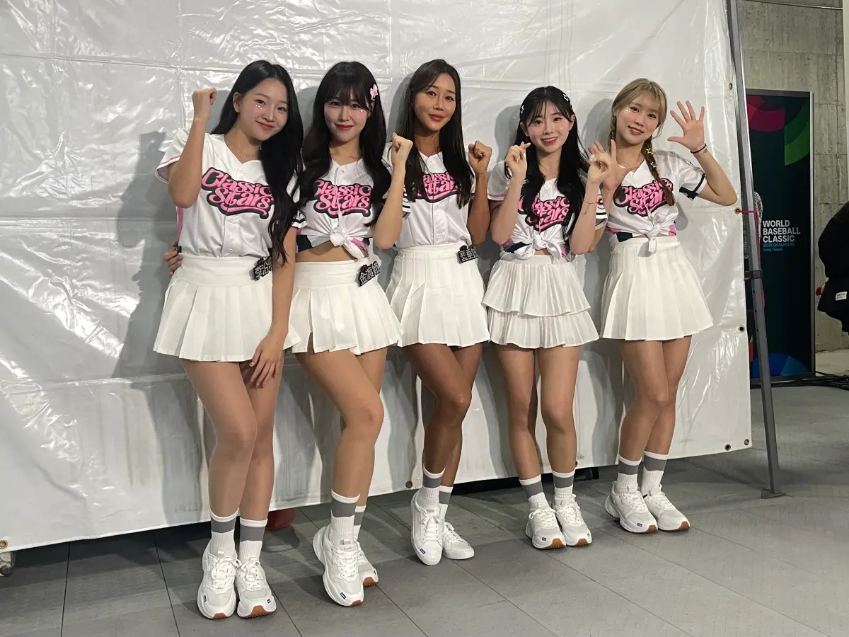 ▲包含「仁川女神」金渡娥（左2）在內的13位韓國人氣啦啦隊女孩來台，組成最強外援「Classic Stars」為中華隊應援，昨日韓國女孩們出席記者會時，透露為了練習台灣版本應援曲加緊腳步，每天只睡2小時。（圖／記者林子翔攝）