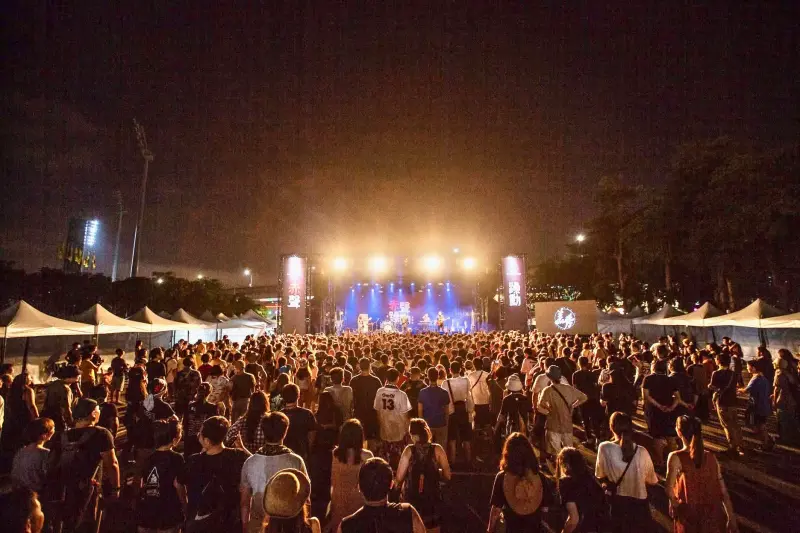 ▲台中知名音樂祭「浮現祭」今（22）日登場至23日共兩天，地點在清水鰲峰山運動公園，本文整理兩日完整卡司、交通與接駁等相關資訊一次看，圖為往年盛況。（圖／取自浮現祭臉書）