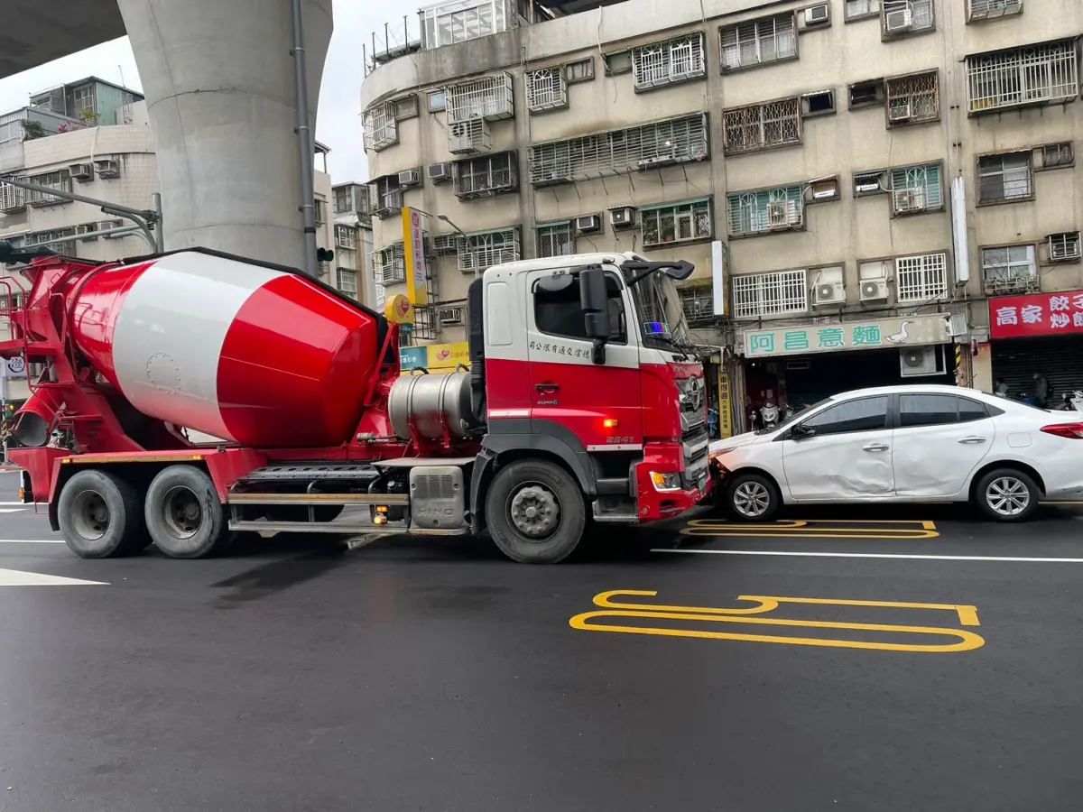 ▲預拌混泥土車疑未注意後方直行車，直接變換車道，攔腰撞上白色自小客車。（圖／新店分局提供）