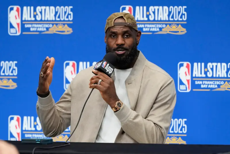 ▲6年後，LeBron James仍然沒有忘記對方，在昨天作客時再次擁抱了自己當年不小心撞倒的拓荒者隊員工。（圖／美聯社／達志影像）
