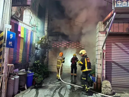 屏東潮州光春路某透天民宅,深夜12點多突然傳出火警,所幸無人受傷。(圖/屏東消防局提供) ▲屏東潮州光春路某透天民宅,深夜12點多突然傳出火警,所幸無人受傷。(圖/屏東消防局提供)