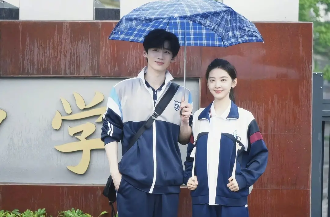 ▲白敬亭（左）、章若楠（右）主演的《難哄》熱映中，而兩人的角色帳號「桑延」、「溫以凡」在微博官宣，讓許多劇迷嗨翻。（圖／翻攝自官方微博）