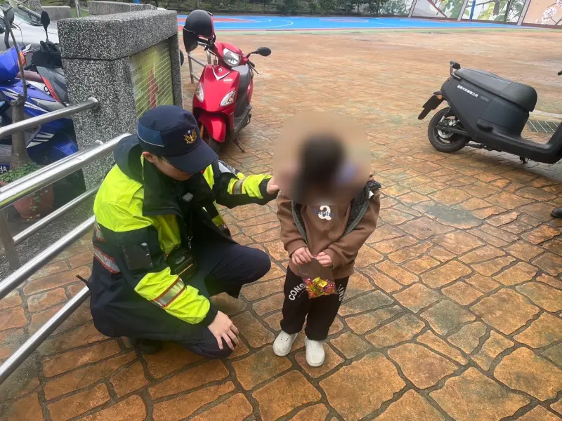 ▲基隆一名男童因好奇心走出家門，但卻不知道怎麼返家，只好待在內寮里民活動中心遊蕩，經基隆警方協助，終於成功返家，結束迷路驚魂記。（圖／基隆市警察局提供）