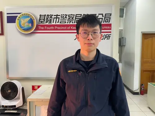 協助迷途男童返家的大武崙派出所員警朱政威。(圖/基隆市警局提供) ▲協助迷途男童返家的大武崙派出所員警朱政威。(圖/基隆市警局提供)