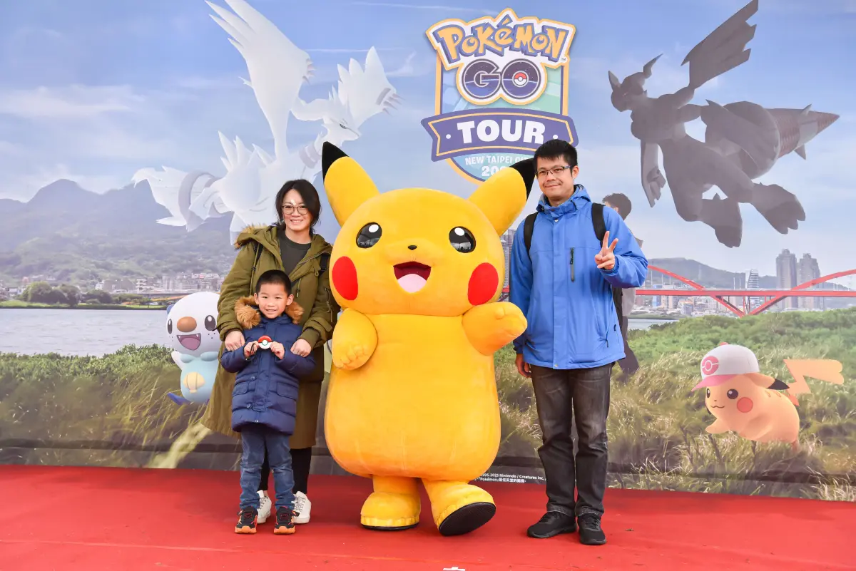 ▲新北市《2025 Pokémon GO Tour：合眾地區》已於昨（21）日展開，活動將至明（23）日，主場就在新北大都會公園，玩家可於現場見識不少首次登場寶可夢之外，還有皮卡丘本人現身，民眾們都驚喜排隊只為與其合照。（圖／新北市政府提供）
