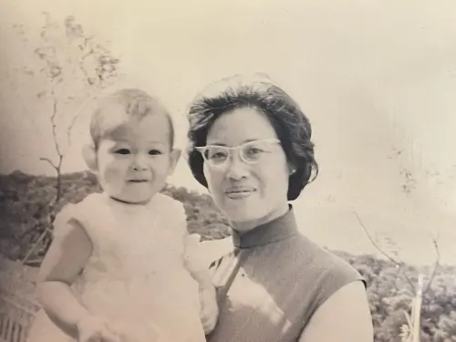 ▲祖母(右)的手在劉若英(左)掌心中漸漸冰冷,這份失去的感覺,讓她至今仍無法釋懷。(圖/劉若英臉書) ▲祖母(右)的手在劉若英(左)掌心中漸漸冰冷,這份失去的感覺,讓她至今仍無法釋懷。(圖/劉若英臉書)