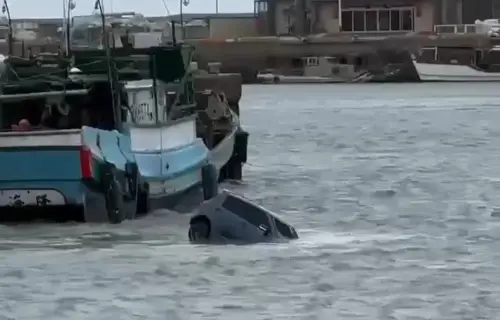 失速？黑色小客車高速衝進新竹南寮漁港落海　目擊者：有兒童背袋
