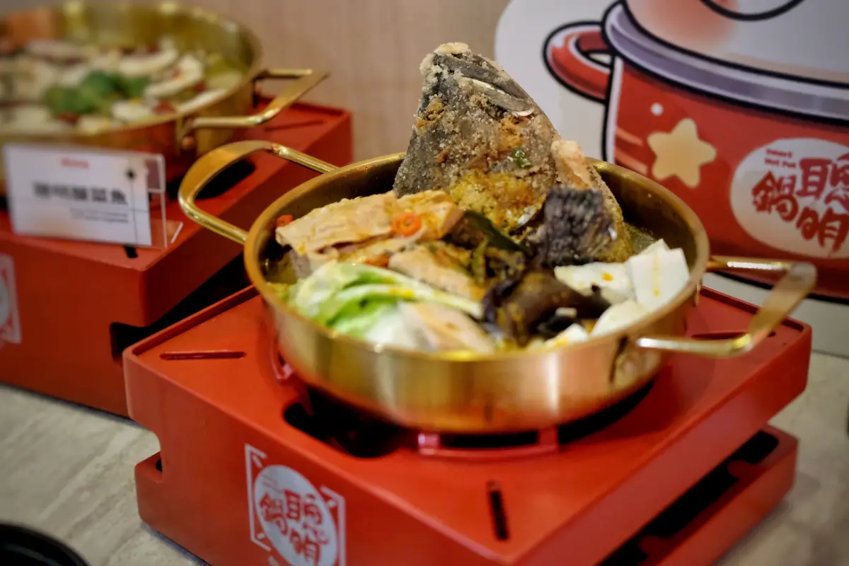 ▲林聰明沙鍋魚頭於今年2月底推出鍋物品牌「聰明鍋」受到歡迎，今推出新活動，只要對著店長喊「店長好帥」，將可以用1塊錢換到珍珠奶茶，每日限量10杯。（圖／記者葉盛耀攝）