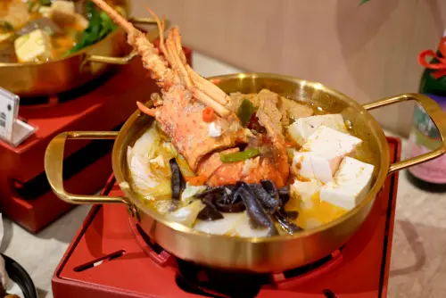 林聰明沙鍋魚頭推出鍋物品牌「聰明鍋」,竟還將龍蝦結合沙鍋。(圖/記者葉盛耀攝) ▲林聰明沙鍋魚頭推出鍋物品牌「聰明鍋」,竟還將龍蝦結合沙鍋。(圖/記者葉盛耀攝)