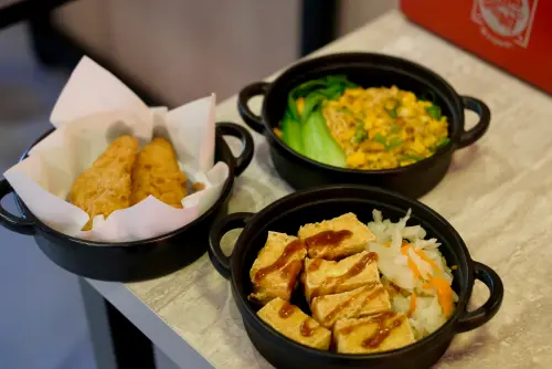 ▲「聰明鍋」餐廳內還提供多種炸物。（圖／記者葉盛耀攝）