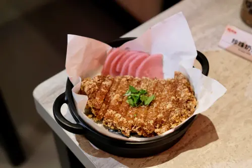 ▲3月15日前凡身分證字號內含「3個2」的朋友，就能享有炸豬排一份。（圖／記者葉盛耀攝）