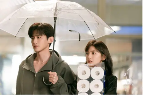 ▲白敬亭（左）近期出演《難哄》大露腹肌，還被女主角章若楠（右）扯襯衫相當曖昧。（圖／翻攝自難哄官方微博）