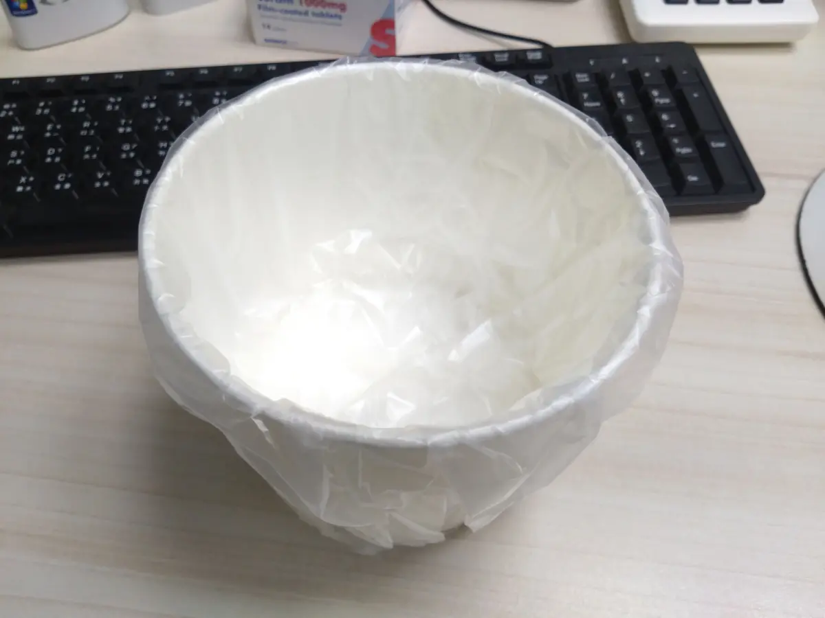 ▲近期諾羅病毒瘋狂肆虐，許多病人上吐下瀉，嚇的診所櫃檯直接準備「嘔吐碗」隨時發送。（圖／陳敬倫醫師臉書）