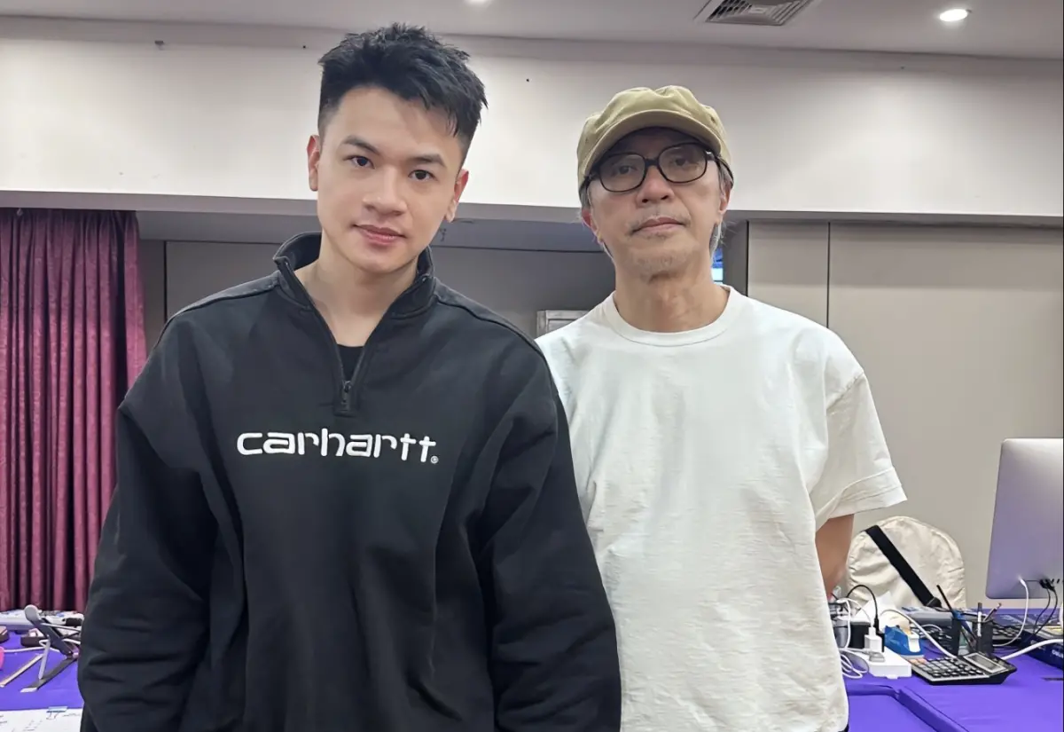 ▲62歲周星馳（右）和喜劇網紅老亨合照，罕見露出正臉，卻被網友認為已顯老態，而且表情超正經，很像年初四要收假、開工的不悅look。（圖／摘自真子的喜劇人生FB）