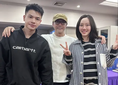 ▲周星馳(中)和老亨(左)、真子合照,表情非常不搞笑,網友討論不已。(圖/摘自真子的喜劇人生FB) ▲周星馳(中)和老亨(左)、真子合照,表情非常不搞笑,網友討論不已。(圖/摘自真子的喜劇人生FB)