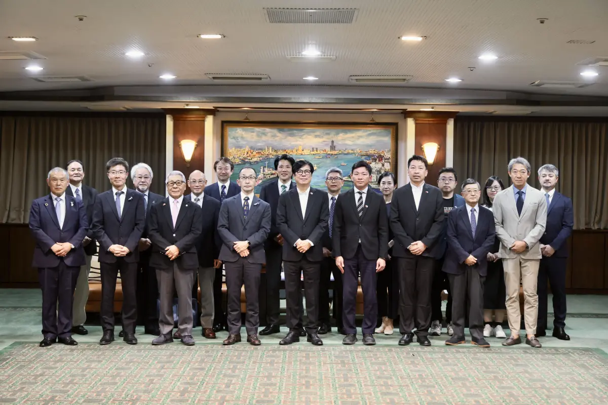 ▲日本八王子市副市長中邑仁志偕前市長、現任NPO八王子台灣友好交流協會理事長黑須隆一，率團一行17人訪高率團拜會高雄市長陳其邁。（圖／高市府提供）