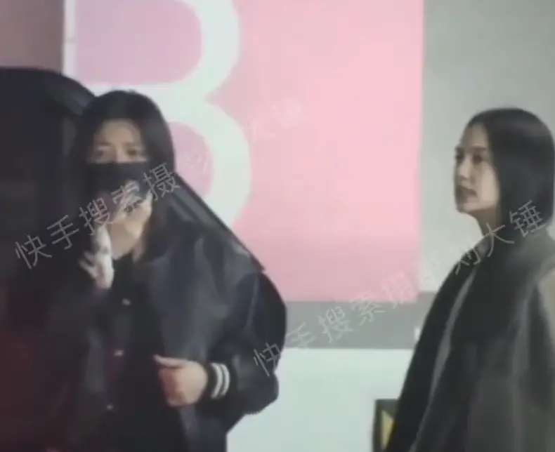 ▲陳妍希（左）在宣布離婚後首度露面，只見她獨自和楊丞琳（右）聚餐，還緊皺眉頭用手機狂傳語音訊息。（圖／微博）