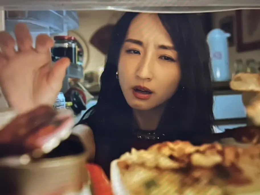 ▲在《童話故事下集》中，劉以豪把披薩裸體放進冰箱，讓柯佳嬿（如圖）氣瘋，不過有網友分享自己前夫家冰食物的方法，誇張到令人無法理解。（圖／翻攝自Netflix）