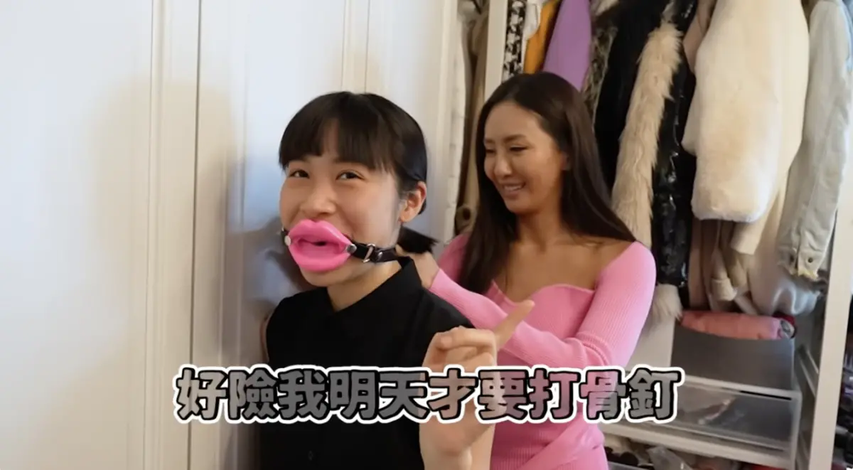 ▲NanaQ（左）與薔薔（右）相互控訴性騷，NanaQ昨（7）晚間發片澄清自己沒有掀簾看裸體，對此，《NOWnews今日新聞》記者求證薔薔本人，她還原當下疑似遭性騷過程，對方看了驚呼：「哇妳身材真的很好！」（圖／翻攝自YouTube）