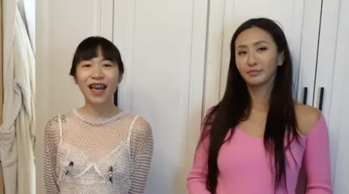 ▲NanaQ（左）與薔薔（右）2年前曾合作拍片，如今因性騷事件互揭瘡疤，NanaQ今（7）日晚間反擊薔薔不實指控，並澄清當下繼續拍片原因，「因爲對方聲量背景都比較高，所以真的不敢反抗」，更害怕被說耍大牌。（圖／翻攝自YouTube）