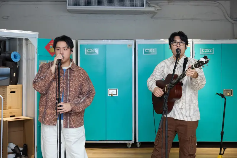 ▲忒修斯主唱小正（左）是知名牛肉麵店的小開，店內一個月可賺40萬，但他仍為了追夢決定把店面收掉。（圖／抓馬文化提供）