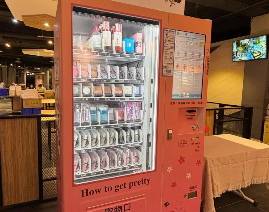 ▲世新大學同學在社群分享，自己學校餐廳最近多出一台販賣機，可購買各種美妝產品，讓許多女網友眼睛全亮。（圖/Threads）