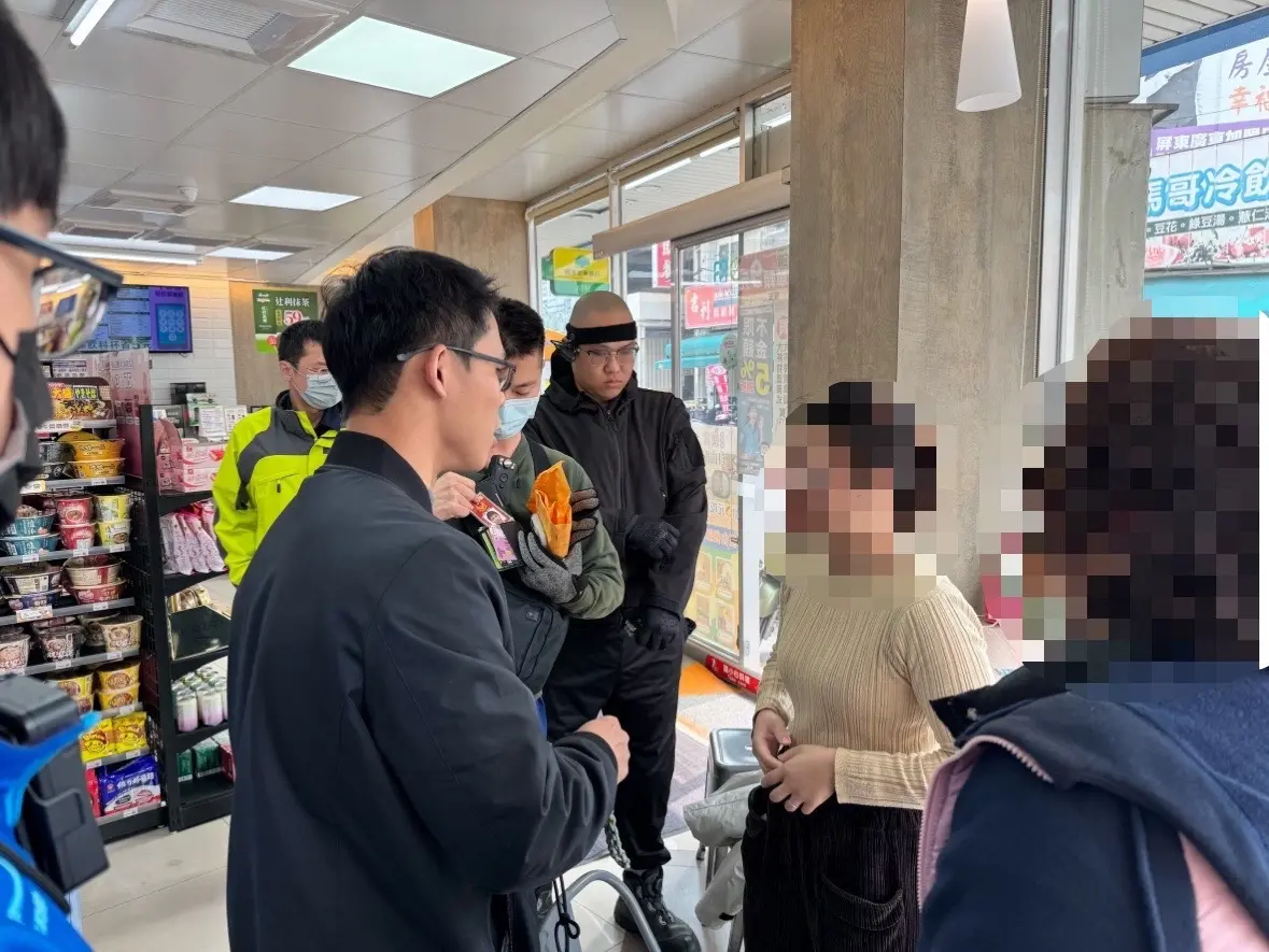 ▲33歲鄧姓女車手約被害人在超商面交時，被埋伏警方當場逮捕。（圖／屏東警分局提供）