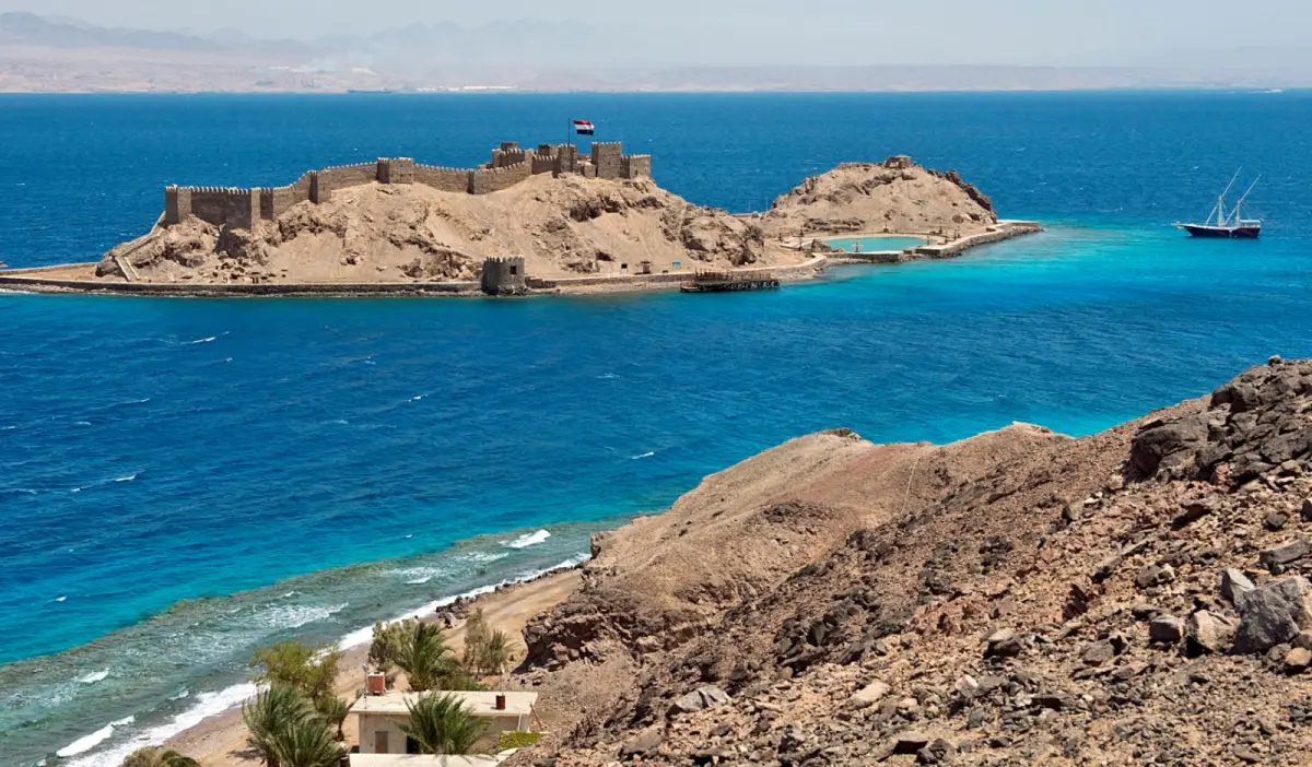 ▲科學家在紅海的亞喀巴灣周遭及深處，發現與舊約聖經中，摩西分開紅海相呼應的地質學線索。圖為西奈半島東部、亞喀巴灣北部的法老王島。（圖／美聯社／達志影像）