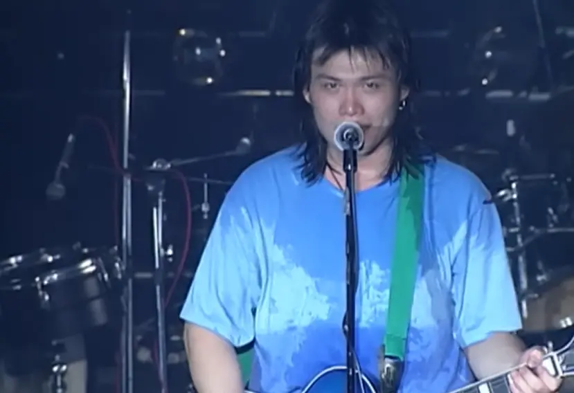 ▲伍佰（如圖）的〈浪人情歌〉前後只寫了5分鐘，本來想給高明駿唱卻被退歌，事後拿回來自己唱，如今紅了31年。（圖／滾石唱片YouTube）