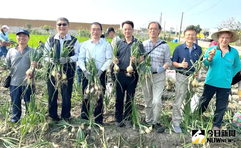 ▲台灣電力公司大林發電廠與南部發電廠共同舉辦親子摘洋蔥趣活動，副總經理郭天合(左3)與水火力事業處處長孫禹華(左2)到場和員工及眷屬同樂。(圖／記者黃守作攝，2025.02.22)