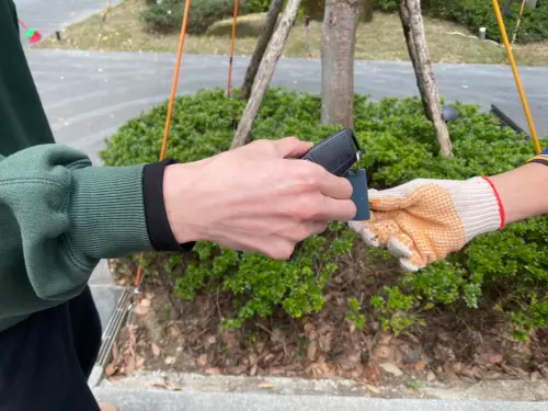 汽車鑰匙掉水溝撿不到怎辦？他急智「1動作」秒省萬元：太晚知道
