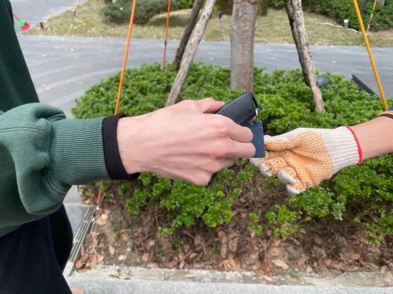 ▲新北板橋吳先生的汽車鑰匙掉進水溝蓋圓孔裡撿不出來，他急中生智求助清潔隊，1分鐘就解除危機，省下上萬元重打車鑰匙的費用。（圖／新北市環保局提供）