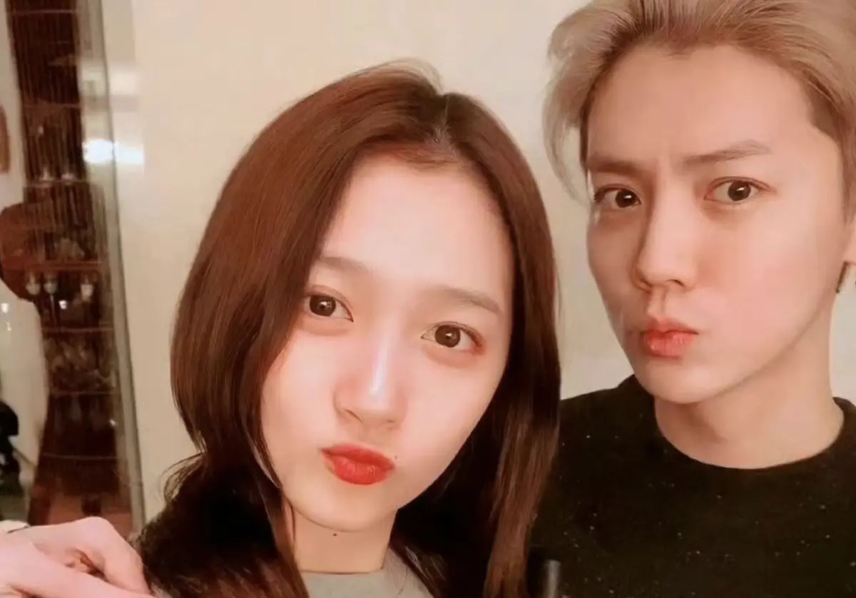 ▲關曉彤（左）和鹿晗（右）被傳出已經在去年底分手，隨後粉絲立刻整理兩人可能分手的10點證據，還說其實關曉彤早已在個人社群宣布分手一事。（圖／翻攝自關曉彤微博）