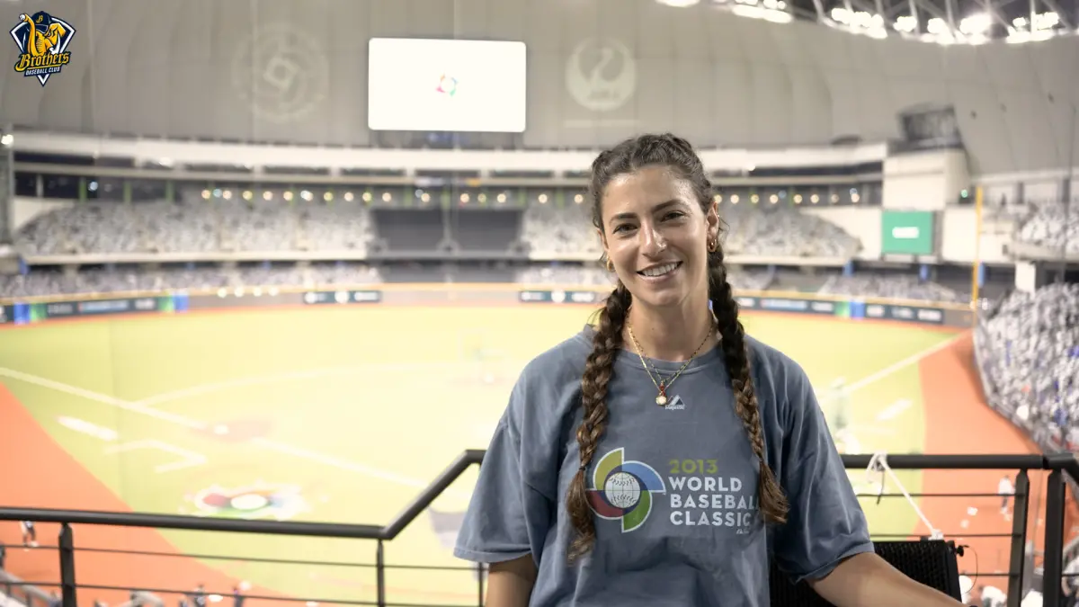 ▲今（22）日中信兄弟教練莎拉來到大巨蛋現場看球，在接受媒體訪問時也稱讚昨天擊敗中華隊的西班牙隊近年實力快速提升，同時也表示自己是為了支持這次中華隊陣中的中信兄弟球員。（圖／中信兄弟提供）