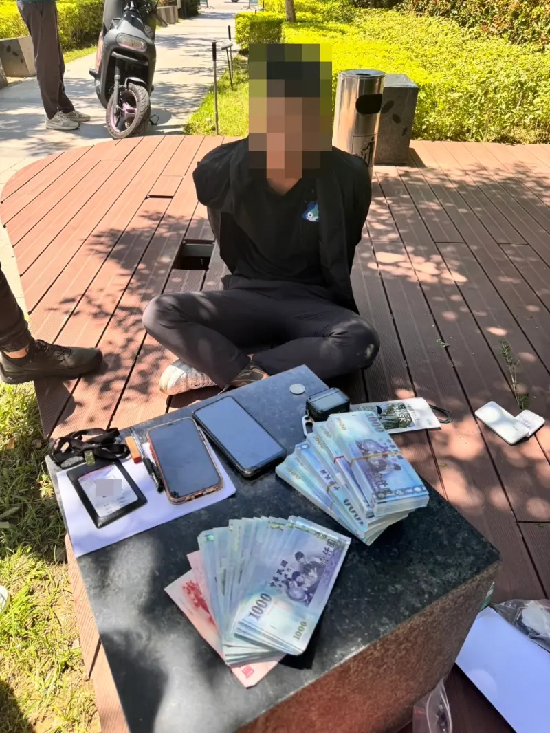 ▲詐嫌取款後，到鄰近廟宇廁所交款給吳嫌(圖/記者鄧力軍翻攝)