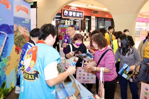 ▲在今天的物產推廣活動中，吸引了不少台南當地民眾前來購買物產推廣活動中的產品。（圖／南市府提供）