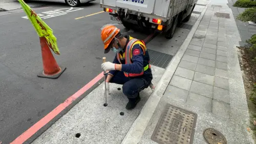 ▲清潔隊員用特製磁吸工具，一個孔洞一個孔洞地幫忙找車鑰匙。（圖／新北市環保局提供）