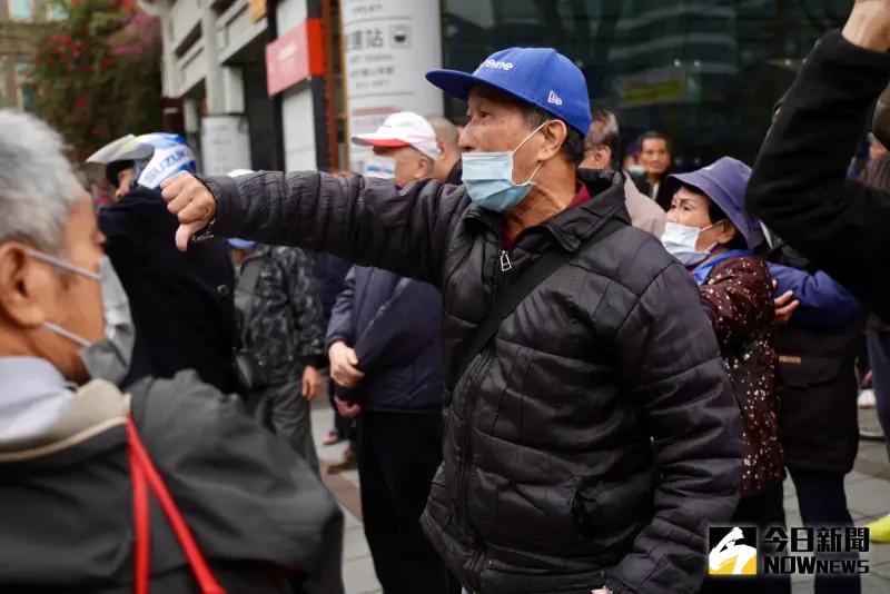 ▲ 民眾黨主席黃國昌沿路被民眾比倒讚、高喊下台。（圖／記者李政龍攝，2025.02.22）