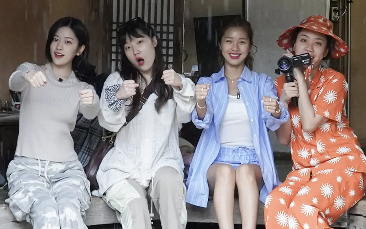 ▲韓綜《Boing Biong地球娛樂室》成員安俞真（左起）、李恩智、Mimi、李泳知已前往阿拉伯聯合大公國進行拍攝，該綜藝預計於今年4月播出。（圖／翻攝自地球娛樂室 IG）