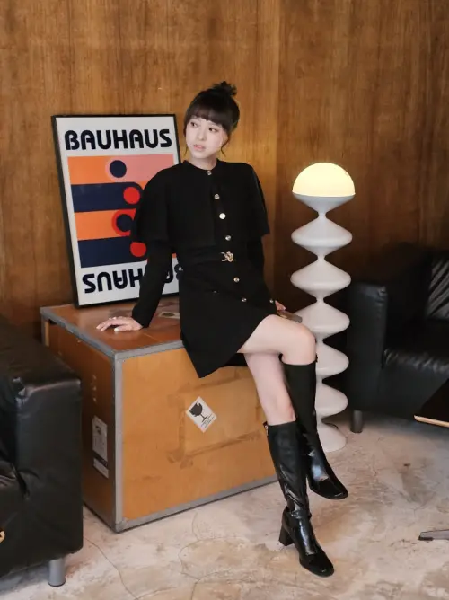 ▲項婕如本身讀專校，和高中生活有很大不同，特別為《夜校女生》做了些功課。（圖／興揚電影提供）